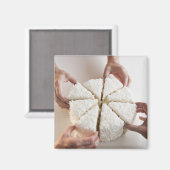 ケーキからスライスを引っ張る手 マグネット (正面/裏面)