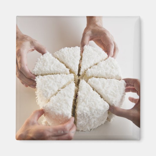 ケーキからスライスを引っ張る手 マグネット (正面)