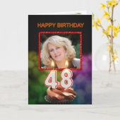 ケーキとの写真、第48誕生日および蝋燭を加えて下さい カード (黄色い花)