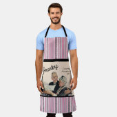 ケーキとミス、パーソナライズされたヴィンテージ ユモア ピンク エプロン (着用した状態)