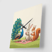 「ケーキと笑いを分かち合う – 友達とピクニック」 スクエア壁時計 (傾斜)