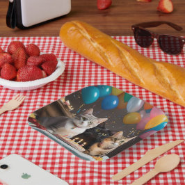 ケーキと風船を持った猫の誕生日パーティー。 ペーパープレート