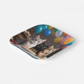 ケーキと風船を持った猫の誕生日パーティー。 ペーパープレート (傾斜あり)