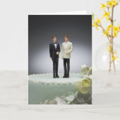 ケーキの上に新郎のフィギュア結婚が2つ カード (黄色い花)