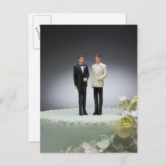 ケーキの上に新郎のフィギュア結婚が2つ ポストカード (正面/裏面)