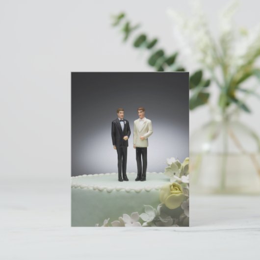 ケーキの上に新郎のフィギュア結婚が2つ ポストカード (スタンド正面)