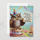 ケーキの上に立った誕生日帽を被ったフクロウ ポストカード (正面/裏面)