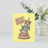 ケーキの上に立って「ハッピー・バースデー」の看板を持った犬 ポストカード (スタンド正面)
