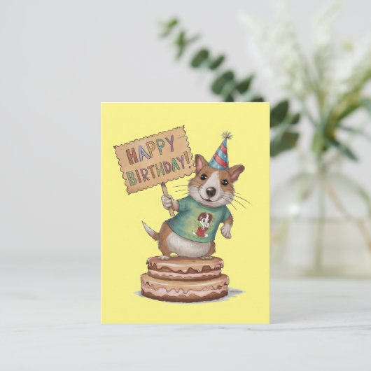 ケーキの上に立つ犬がハッピーバースデーの看板を持っている ポストカード (スタンド正面)