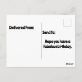 ケーキの上に立つ犬がハッピーバースデーの看板を持っている ポストカード (裏面)