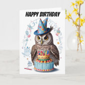 ケーキの後ろに立つ鳥帽子をかぶったフクロウ カード (黄色い花)