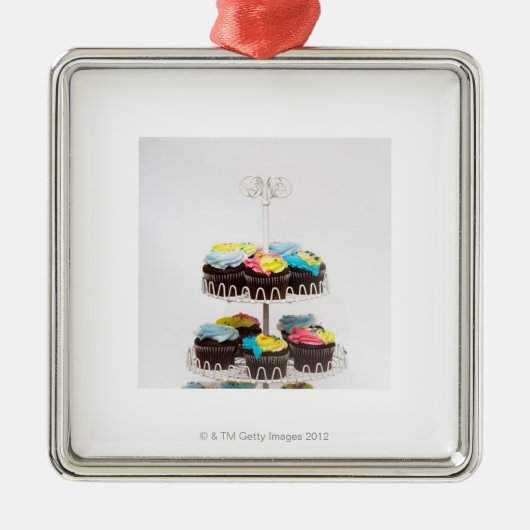 ケーキの立場のチョコレートカップケーキ メタルオーナメント (正面)