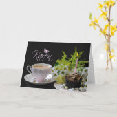 ケーキの茶および花が付いているカレンのバースデー・カード カード (黄色い花)