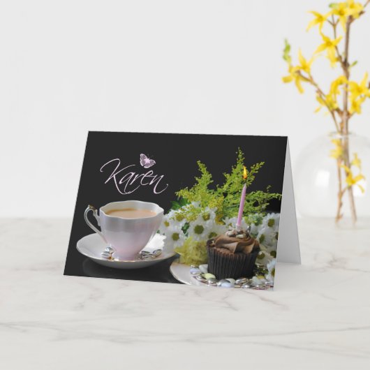 ケーキの茶および花が付いているカレンのバースデー・カード カード (黄色い花)