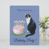 ケーキの誕生日パーティーの招待状を持つ猫 招待状 (スタンド正面)