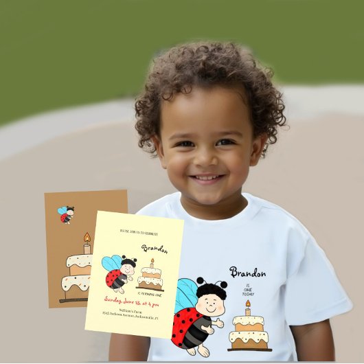 ケーキを持った小さなレディバグの少年 ベビーTシャツ