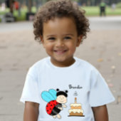 ケーキを持った小さなレディバグの少年 ベビーTシャツ