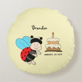 ケーキを持った小さなレディバグの少年 ラウンドクッション