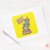 ケーキを持って立っている犬のハッピーバースデー標識 スクエアシール (封筒)