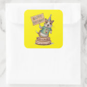 ケーキを持って立っている犬のハッピーバースデー標識 スクエアシール (バッグ)