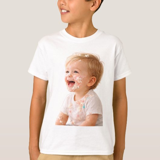 ケーキスマッシュ 赤ちゃん 笑顔 誕生日Tシャツ Tシャツ (正面)