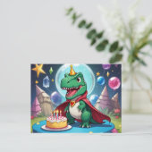 ケープを着た赤ちゃんT-Rexが誕生日ケーキの前で ポストカード (スタンド正面)