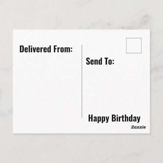 ケープを着た赤ちゃんT-Rexが誕生日ケーキの前で ポストカード (裏面)