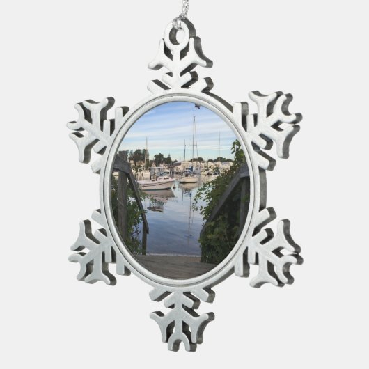 ケープコッドのクリスマスのオーナメント -- Falmouth港 スノーフレークピューターオーナメント (右)