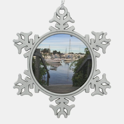 ケープコッドのクリスマスのオーナメント -- Falmouth港 スノーフレークピューターオーナメント (正面)