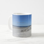 ケープコッドの海のビーチ コーヒーマグカップ (正面左)