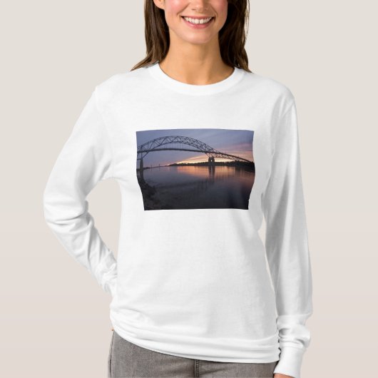 ケープコッド運河にかかるサガモア橋、 Tシャツ (正面)