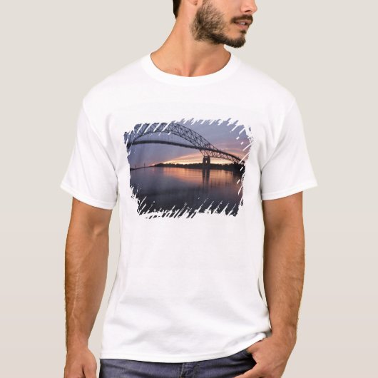ケープコッド運河にかかるサガモア橋、 Tシャツ (正面)