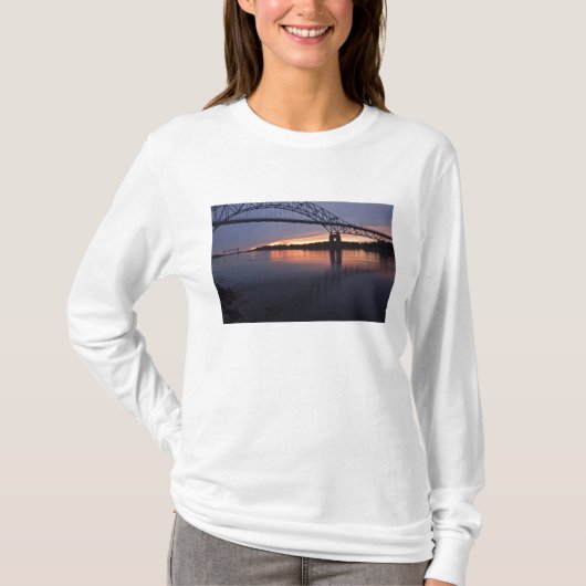 ケープコッド運河のサガモア橋 2 Tシャツ (正面)