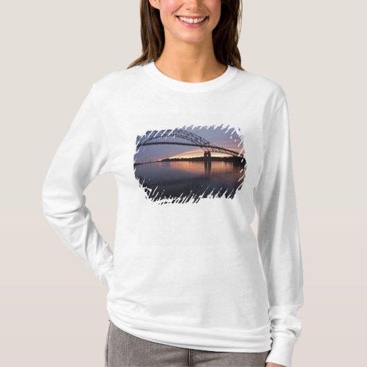 ケープコッド運河のサガモア橋、 Tシャツ (正面)