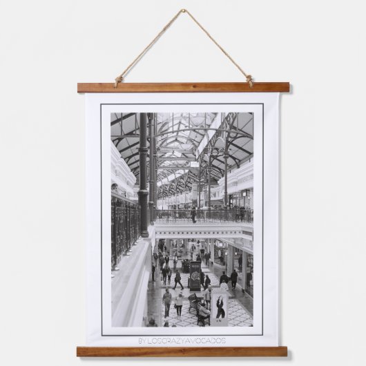 ケープタウンカナルウォークモノクロライフ 吊り下げ型タペストリー (正面)