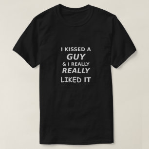 ゲイおもしろいのLGBTQ私はキスをした男が気に入った Tシャツ