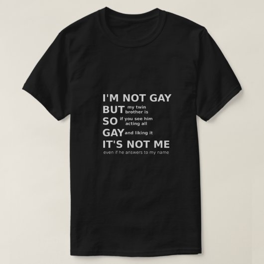 ゲイおもしろいLGBTQことわざゲイギフトアイディアホワイト文字 Tシャツ (デザイン正面)