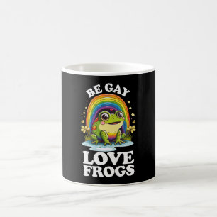 ゲイであれ カエルを愛せ LGBTQプライド フラッグ 虹色 レトロ 面白い コーヒーマグカップ