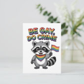 ゲイであれ、犯罪を犯せ 面白い たぬき LGBTQ ポストカード (スタンド正面)