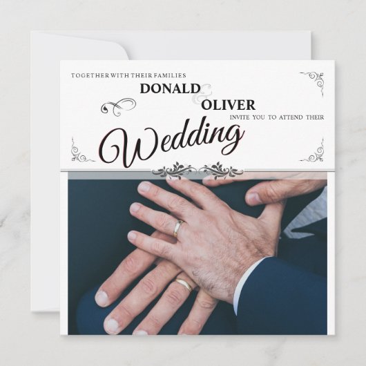 ゲイの結婚式のカップルの指輪をした手 (正面)