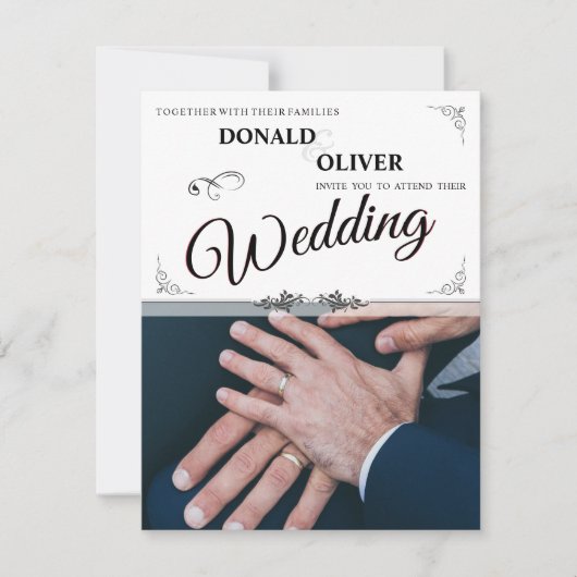 ゲイの結婚式のカップルの指輪をはめた手 (正面)