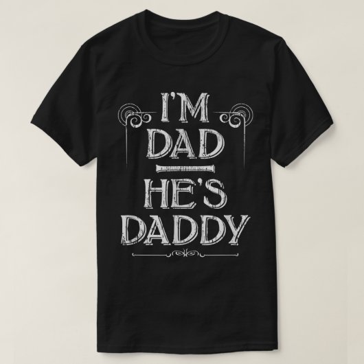 ゲイパパ私はパパ、彼はパパ  Tシャツ (デザイン正面)
