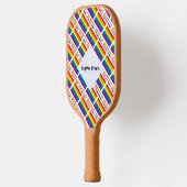 ゲイプライドとレインボーの国旗があなたの名で飾られている ピックルボールラケット (左)