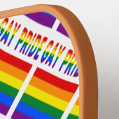 ゲイプライドとレインボーの国旗があなたの名で飾られている ピックルボールラケット (左詳細)