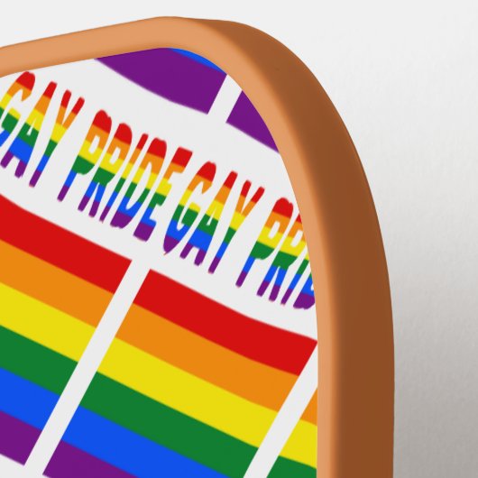 ゲイプライドとレインボーの国旗があなたの名で飾られている ピックルボールラケット (左詳細)