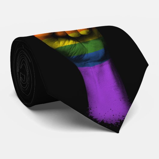 ゲイプライドの虹の旗が付いている上げられたくいしばられた握りこぶし ネクタイ (ロール)