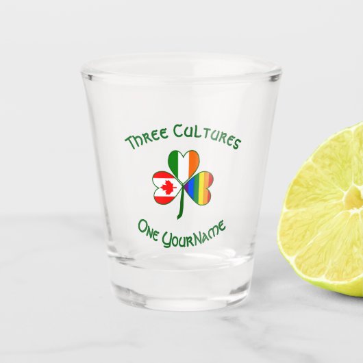 ゲイプライドアイリッシュカナダ国旗のシャムロックのパーソナライズ ショットグラス (正面)