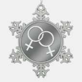 ゲイプライドオーナメントパーソナライズされたレズビアンラブギフト スノーフレークピューターオーナメント (正面)