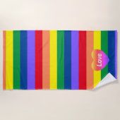 ゲイプライドレインボーハートLGBTQ平等 ビーチタオル (正面)