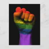 ゲイプライドレインボー旗で握り拳を上げる ポストカード (正面)